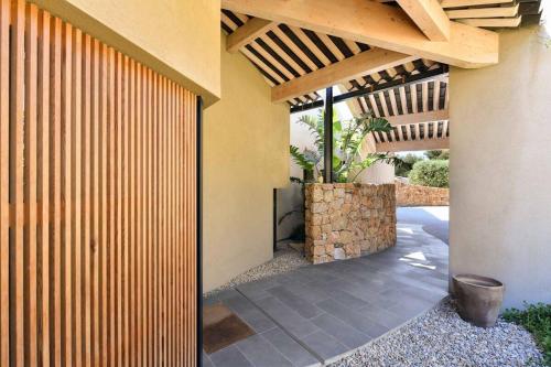 une terrasse d'une maison avec un plafond en bois dans l'établissement Kaipe, à Ollioules