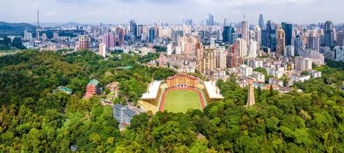 Pemandangan umum bagi Guangzhou atau pemandangan bandar yang diambil dari hotel