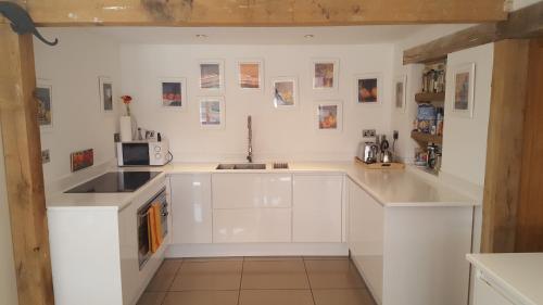 Kuchyň nebo kuchyňský kout v ubytování Prestwick Oak - 2 Kingsize Ensuite - Openplan Contemporary - Rural - Garden