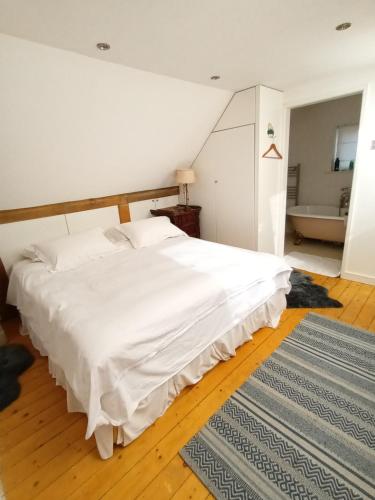 Postel nebo postele na pokoji v ubytování Prestwick Oak - 2 Kingsize Ensuite - Openplan Contemporary - Rural - Garden