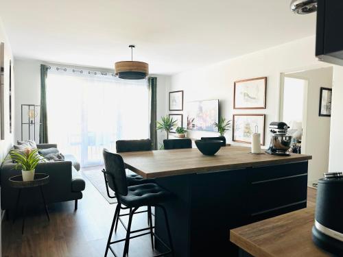 una cucina con ripiano in legno in una camera di Chambre privative et confortable ad Angers