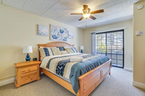 1 dormitorio con 1 cama y ventilador de techo en Lake Harmony Condo with Big Boulder Lake Views, en Lake Harmony