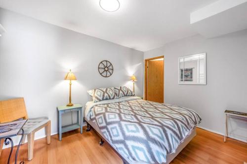 a bedroom with a bed and a desk and a bed sidx sidx sidx at The Lakeside Cabin with wide outside space #105 in West Kelowna