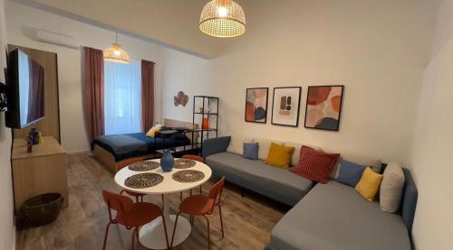 un soggiorno con divano e tavolo di Etna charme apartment a Catania