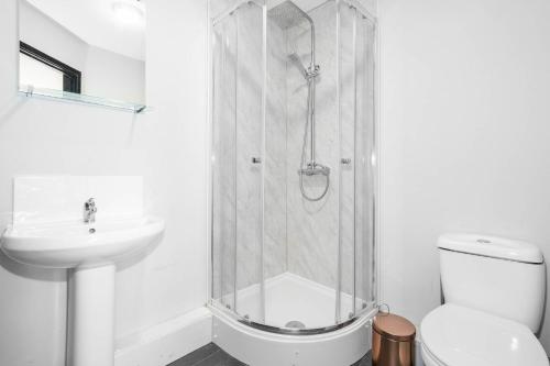 een badkamer met een douche, een toilet en een wastafel bij Five Bedroom & Five Bathroom House - Netflix - WIFI - Garden - Off-Street - Parking 376M in Birmingham