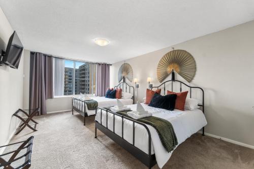 アーリントンにあるDC Luxury Apartment Near Metroのベッドルーム1室(ベッド2台、大きな窓付)