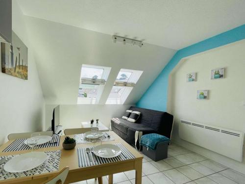 un salon avec une table et un canapé dans l'établissement Appartement 3 étoiles à Perros-Guirec, plage de Trestraou, 2-4 pers, parking inclus, proche Thalasso - FR-1-542-44, à Perros-Guirec