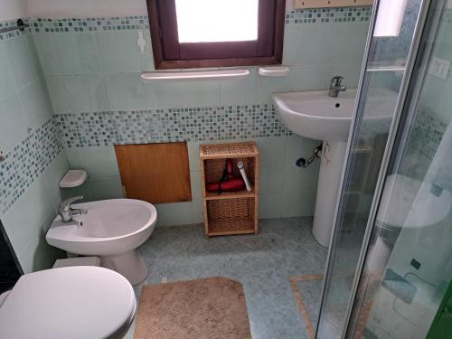 Un baño con inodoro, lavabo y ducha. en Marosi, en Pantelleria