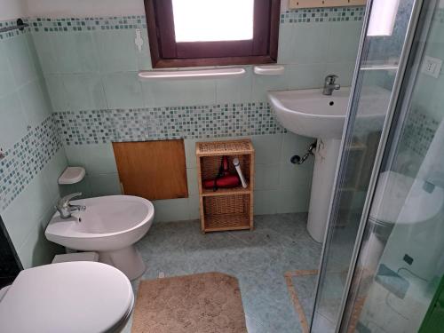 e bagno con servizi igienici, lavandino e doccia. di Marosi a Pantelleria