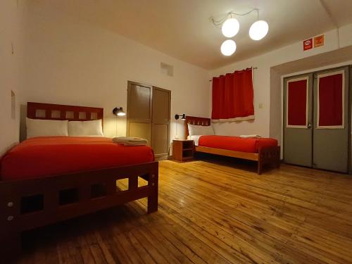 Pariwana Hostel Cuscoにあるベッド