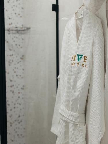 un suéter blanco en un maniquí en la ventana de una tienda en Five Hotel en Prigorodnyy