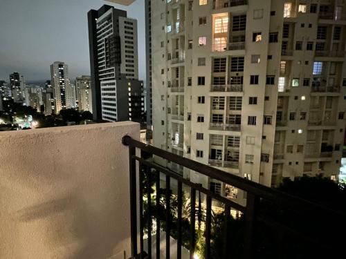 Blick auf eine Stadt in der Nacht mit hohen Gebäuden in der Unterkunft Flat Encantador Allianz Park 708 in São Paulo
