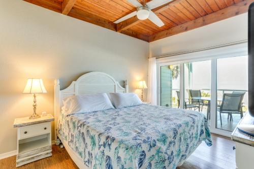 een slaapkamer met een bed en een balkon bij Lovely Indian Shores Condo with Beach Access! in Clearwater Beach