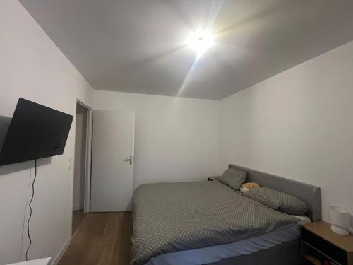 - une chambre avec un lit et une télévision au plafond dans l'établissement Appartement luxueux Au coeur de lille, à Lille