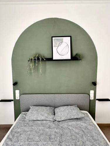 a bedroom with a bed and a picture on the wall at Casa Únic - Moderno Alojamiento en Ruzafa in Valencia