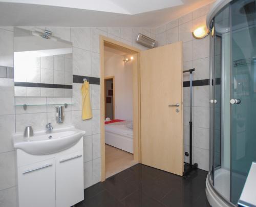 bagno con lavandino, doccia e servizi igienici di Red Sunset Apartments a Kaštela (Castelli)