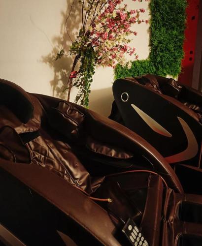 a close up of a leather couch with a vase with flowers at Thalassa Suite & Spa in Reggio Calabria
