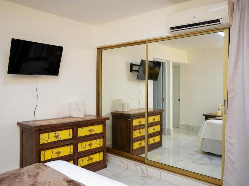 TV a/nebo společenská místnost v ubytování Onyx Luxury Hotel