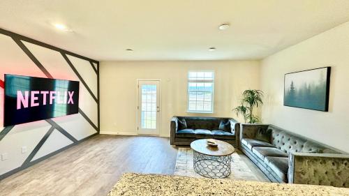 卢雷Luray Caverns New Townhome with 3 bedrooms with 1500sqft的带沙发和桌子的客厅