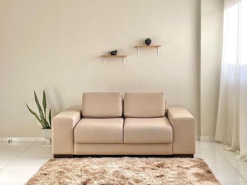 salon z kanapą i dywanem w obiekcie Quarto privativo Velho Chico 1 w mieście Petrolina