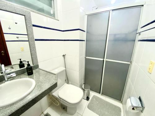 W łazience znajduje się prysznic, toaleta i umywalka. w obiekcie Quarto privativo Velho Chico 1 w mieście Petrolina