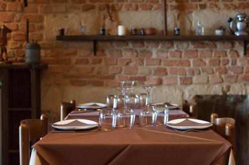 a table with wine glasses and napkins on it at Agriturismo Le Tre Rose - Cantina Zanello in Rosignano Monferrato