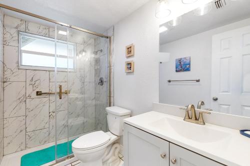 La salle de bains est pourvue d'une douche, de toilettes et d'un lavabo. dans l'établissement Casa Beach Club, à Sarasota