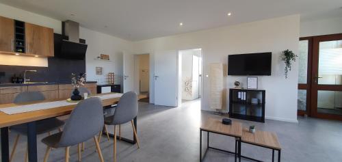 Μια τηλεόραση ή/και κέντρο ψυχαγωγίας στο Ferienhaus Moselnest -Brauneberg - freistehend - klimatisiert