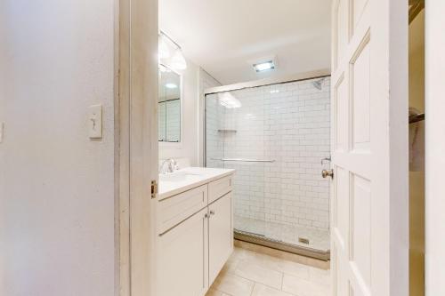 ein weißes Badezimmer mit einem Waschbecken und einem Spiegel in der Unterkunft Leaf Peeper Place in Stratton