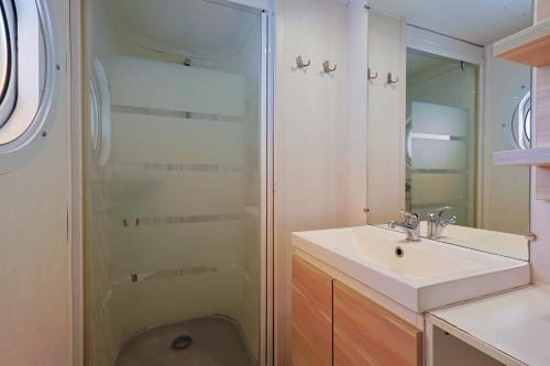 une salle de bain avec un lavabo et une douche dans l'établissement Camping Domaine Villa Verde - 4 étoiles, à Callas