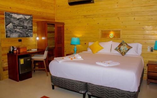 1 dormitorio con 1 cama grande, escritorio y en Hotel Amigo Nicaragua en Nindirí