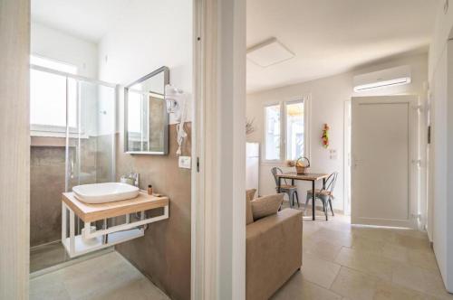 y baño con lavabo, espejo y mesa. en Borgo Country Regina Rosanna - 2, en Gallipoli
