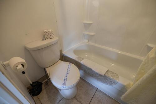 Ένα μπάνιο στο Motel Deblois