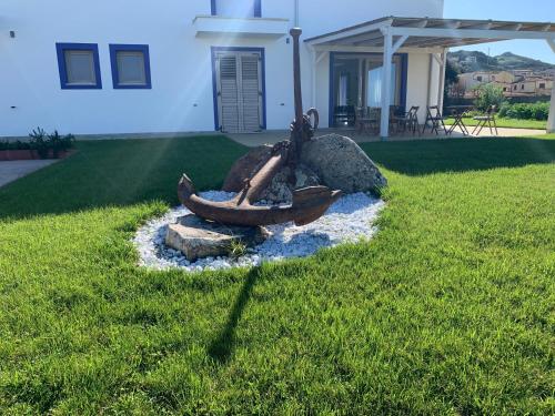 a fire pit in the grass in a yard at Residenza “La Vecchia Ancora” in Castelsardo