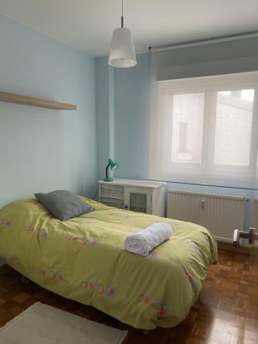 a bedroom with a bed with a yellow blanket at Apartamento en A Coruña - Cuatro Caminos centro ciudad in A Coruña