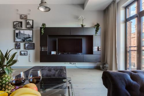 Et opholdsområde på Lumina Loft Tymienieckiego with a view of the lake