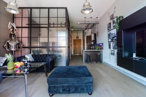 Et tv og/eller underholdning på Lumina Loft Tymienieckiego with a view of the lake