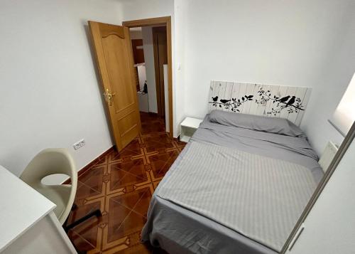 a small bedroom with a bed in a room at Habitación privada en piso compartido Madrid in Madrid