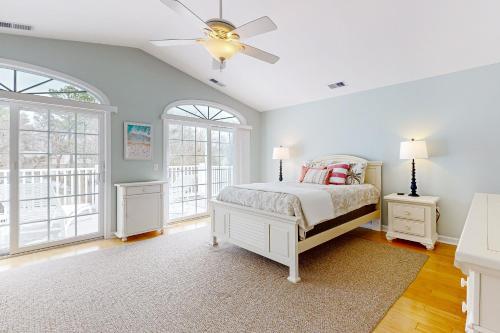 1 dormitorio con 1 cama y ventilador de techo en Candlelight Acres --- 501 Candlelight Ln, en Bethany Beach