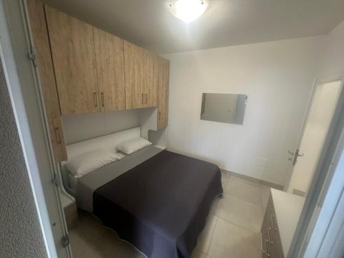 Cette petite chambre comprend un lit et une télévision. dans l'établissement La villetta, à Lido delle Nazioni