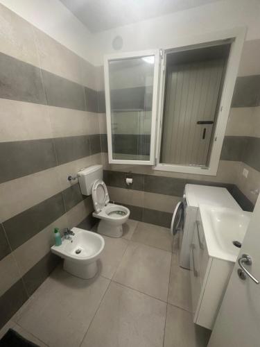 La salle de bains est pourvue d'un lavabo, de toilettes et d'un miroir. dans l'établissement La villetta, à Lido delle Nazioni