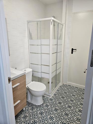 帕洛斯德拉夫隆特拉的住宿－MYS Chile27，一间带卫生间和玻璃淋浴间的浴室