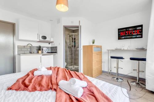 Η κουζίνα ή μικρή κουζίνα στο Sienna Studio 1D Near Alton Towers with Free Wi-Fi and Netflix Access