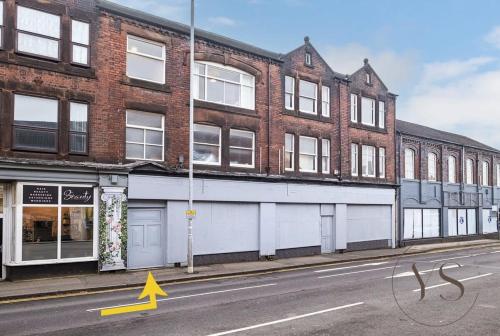an arrow points to a building on a street at Bright 2D Studio in Longton Near Alton Towers with Smart TV and Self Check-In in Stoke on Trent