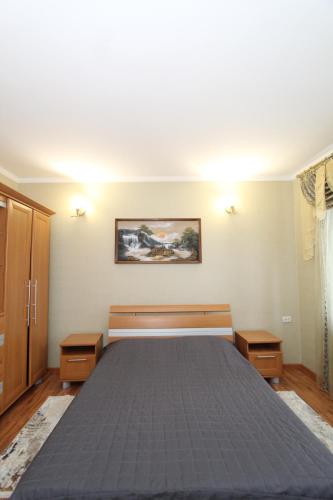 ein Schlafzimmer mit einem großen Bett in einem Zimmer in der Unterkunft Cottage "Lure" in Jaremtsche