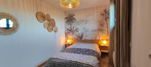 - une chambre avec un lit éclairé dans l'établissement Chambre entre mer et montagne, à Cazouls-lès-Béziers