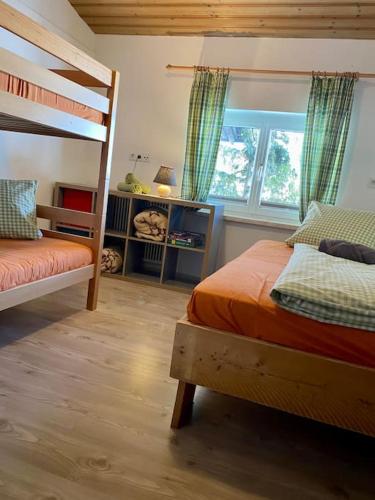 ザンクト・マルティン・アム・テンネンゲビルゲにあるAlpenchalet Basecamp Apartment 2のベッドルーム1室(二段ベッド2台、窓付)が備わります。