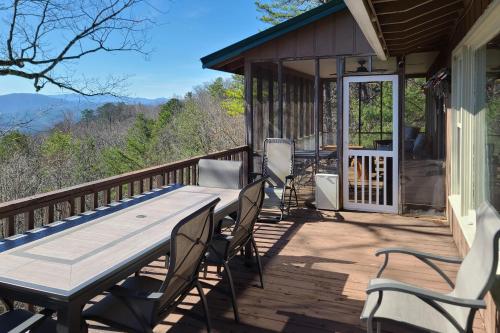 En balkong eller terrasse på Smoky Mountain Vista