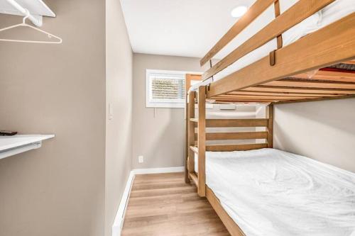 Ultimate Escape Lakeview Cabin #14 في West Kelowna: غرفة نوم صغيرة بها سريرين بطابقين