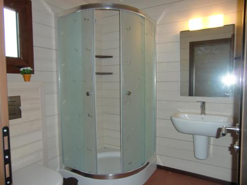 W łazience znajduje się prysznic i umywalka. w obiekcie Sedir Resort - Hotel Rooms, Bungalows & Suites w mieście Dalyan